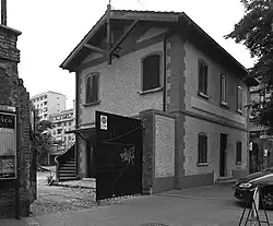 Het kantoor bij het depot, anno 2020 in gebruik als café bij de ingang van het winkelcentrum