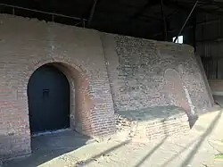 Deel van de ringoven met toegangsdeur kamer