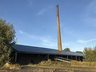 De ringoven met schoorsteen gezien vanaf de Lek