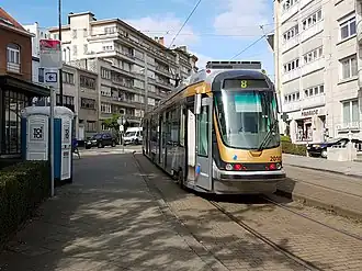 Tram 8 in de keerlus van het Marie-Joséplein in Elsene.