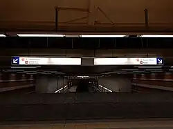 Toegang tot de perronsporen ter hoogte van de lokettenzaal.