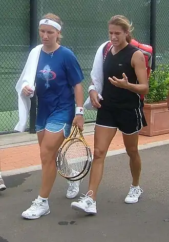 Winnares in het enkelspel, Svetlana Koeznetsova (links)en verliezend finaliste Amélie Mauresmo (rechts)