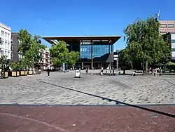 Het plein in 2018 met aan de oostzijde het nieuwe Fries Museum