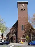 Sacramentskerk, met voor de ingang een social sofa