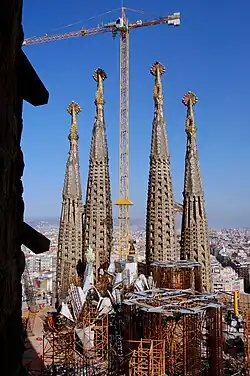 De spitsen van Antoni Gaudí's Sagrada Família in Barcelona toen ze in opbouw waren.