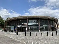 Toegangsgebouw van het metrostation.