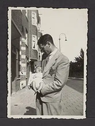 Sal Boas met zijn dochter Esther in juli 1942 in Amsterdam