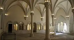 De zaal richting de kloosterdeur