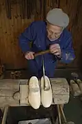 Handmatig klompen maken: Sam Mondelaers aan de heulbank met een lepelboor