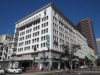 De voormalige Walker Scott- vlaggenschipwinkel op Broadway en 5th Street in Downtown San Diego, oorspronkelijk gebouwd voor Holzwasser's in 1919.