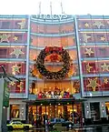 Een enorme kerstkrans aan de gevel van Macy's