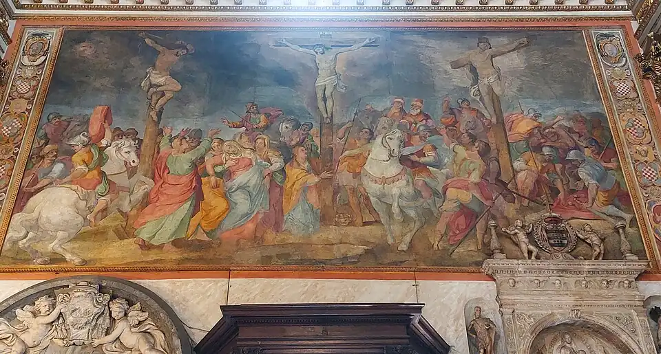 Calvarie op binnenzijde van de gevel.