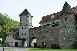 De stadspoort Sandauer Tor en de toren Färberturm in de stadsmuur