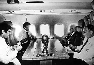Dino Zoff, Franco Causio, Sandro Pertini en Enzo Bearzot vliegen samen met de FIFA-wereldbeker terug naar Rome. (1982)