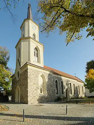 De kerk, gezien vanaf de voorzijde.