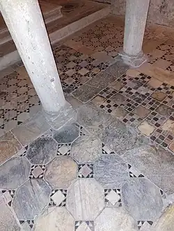 Bevloering in vroege Cosmatenstijl (12de eeuw).