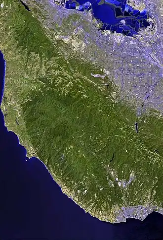 Satellietfoto van het gebergte met boven de baai, rechtsboven Silicon Valley en rechtsonder Santa Cruz.