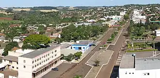 Hoofdstraat Av. dos Pinheiros in Santa Izabel do Oeste