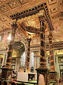 Hoogaltaar en ciborium.