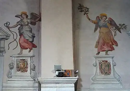 Fresco in het middenschip: engelen met de marteltuigen.