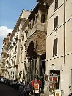 Portaal in de Via di San Martino ai Monti.