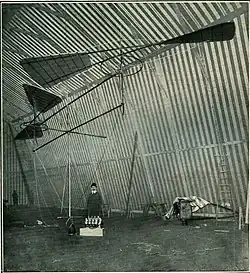 Helicóptero No&nbsp;12 in de hangar(1905)