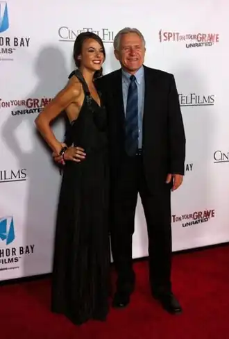 Butler met haar vader op de première van I Spit on Your Grave in 2010