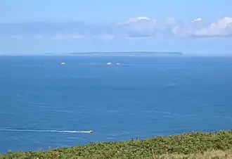 Les Pierres de Lecq (Engels: Paternosters) bij hoog tij gezien vanaf Jersey richting Sark. Drie rotsen zijn zichtbaar: La Vouêtaîthe, La Grôsse, en L'Êtaîthe