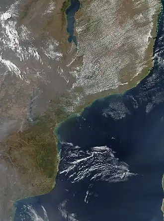 Satellietfoto van de kust van de Straat van Mozambique en de kust van het vasteland