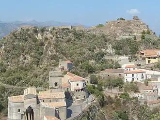 Achteraan in beeld: Castello Pentefur in Savoca. Rechts: de mastio of donjon