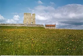 Scarborough Castle met de donjon, de courtine en de master gunner's house