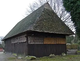 Schaapskooi uit hout en stro onder met riet gedekt zadeldak