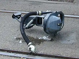 Scharfenberg-hulpkoppeling op 12 juni 2004 te Haarlem voor transport van een LINT van Syntus