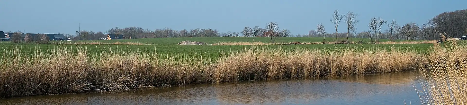 Panorama over de oostelijke Tuinsterwierde of wierde Tuinsterheerd vanaf het Scheeftilsterpad over de Hoornse Vaart. Linksachter (westen) nieuwe woningen uit het uitbreidingsplan, op de achtergrond de rentenierswoning aan noordzijde en rechtsachter de oprijlaan naar Verhildersum en de boerderij Tuinsterheerd.