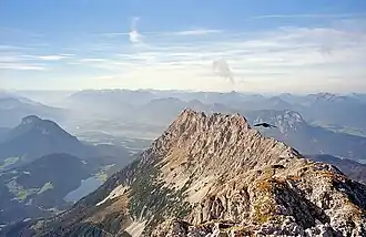 de Hackenköpfe (links naast de vogel)
