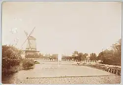 Molen de Kraton in Alkmaar met de tram naar Purmerend omstreeks 1890