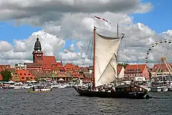 Het stadje Waren aan de Müritz tijdens een sail-evenement