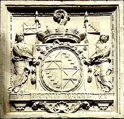 Wapenschild van abdis Augustina van Hamme op de kerkmuur