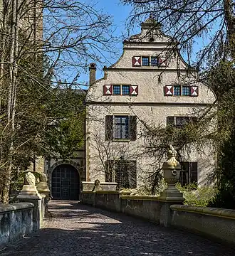 Poort en woongebouw van Kasteel Landsberg