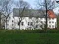 Landgoed (Gut) Königsbrück, stadsdeel Neuenkirchen, 8&nbsp;km ten zuiden van het centrum; bewoond, niet te bezichtigen