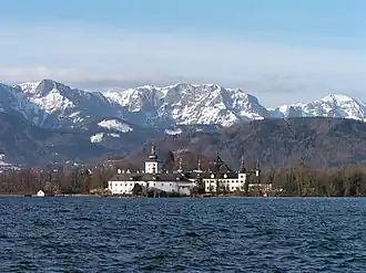 Vorderer Kesselgupf (links van het midden) gezien vanaf de Traunsee