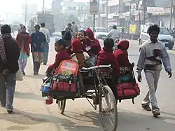 Schoolkinderen in riksja in Lucknow