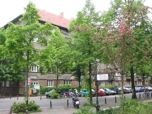 Schrammblock op de hoek van de Hildegard- en Schrammstraße