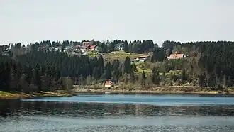 Uitzicht van de brug over de Oker-stuwmeer naar Schulenberg