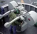 Het bemande Mk 115 Sea Sparrow-vuurcontrolesysteem op de USS Dwight D. Eisenhower in gebruik.