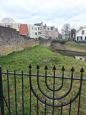 Sefardische begraafplaats te Amersfoort. Er is slechts één zerk te zien.
