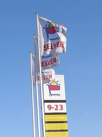 Vlaggen van Selver bij een vestiging in Tallinn