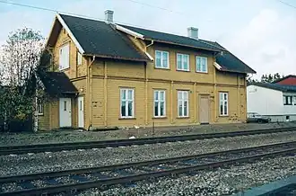 Het stationsgebouw voor de brand in 2013