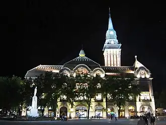 Stadhuis mooi verlicht in het donker