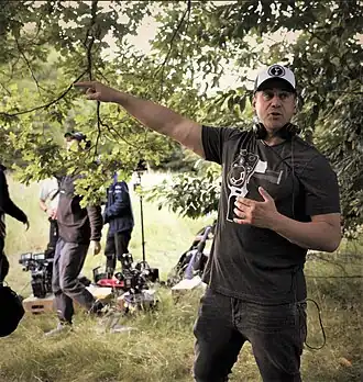 Nihat op een filmset in 2023